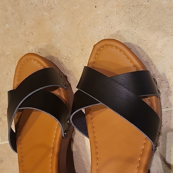 NEW! CUSHIONAIRE Slate Black Faux Leather Strappy Heeled Sandals 8. - Picture 7 of 10